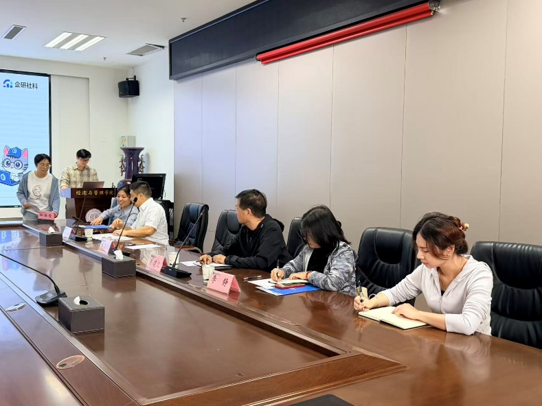 我馆赴经管学院参与大模型科研智能体专题报告图片.png 我馆赴经管学院参与大模型科研智能体专题报告图片.png